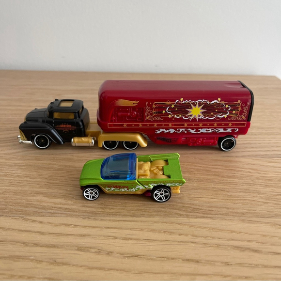Hot Wheels Team truck trailer with car bundle set of 2 - Picture 2 of 5